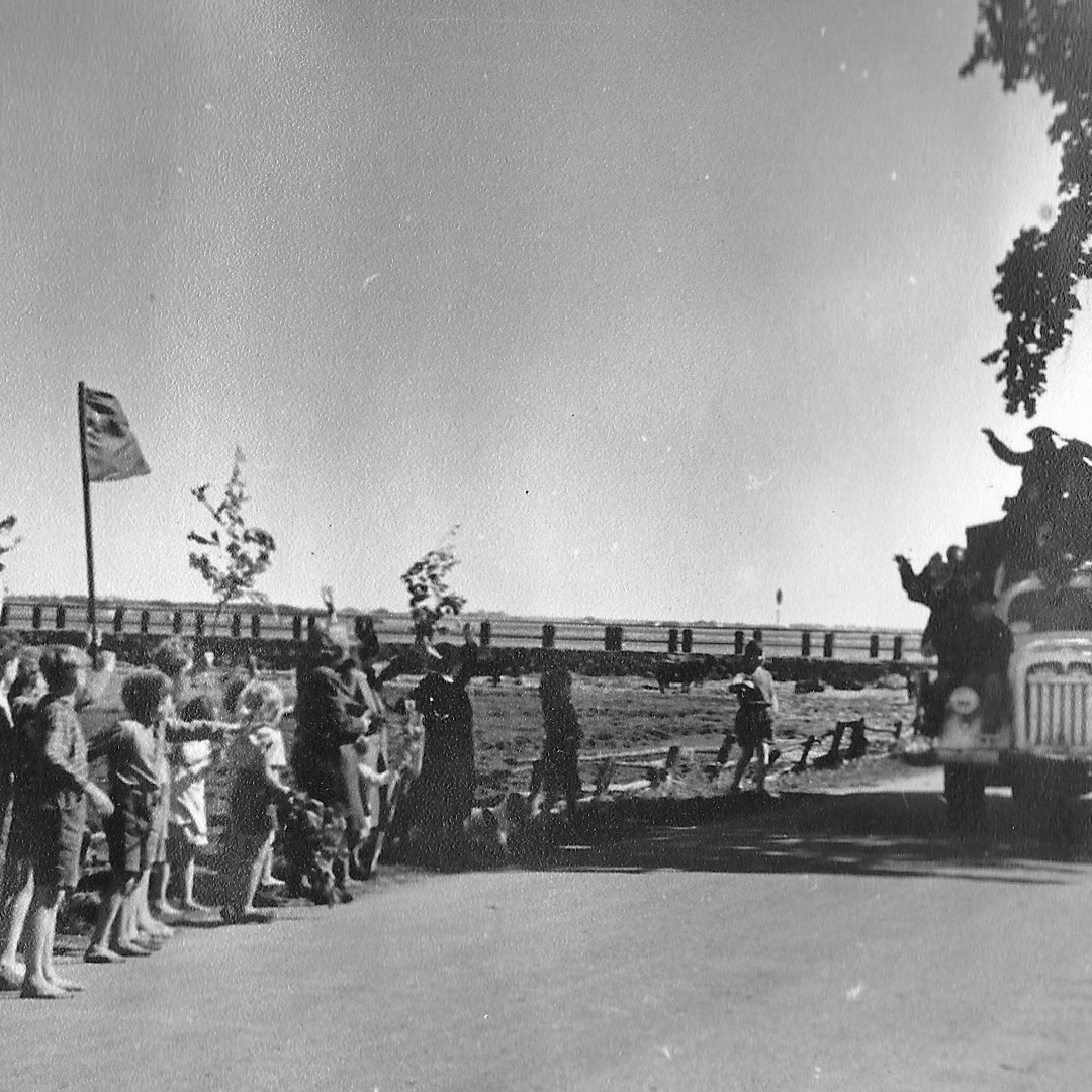 Russerne ankommer ved broen i 1945 (2).jpg